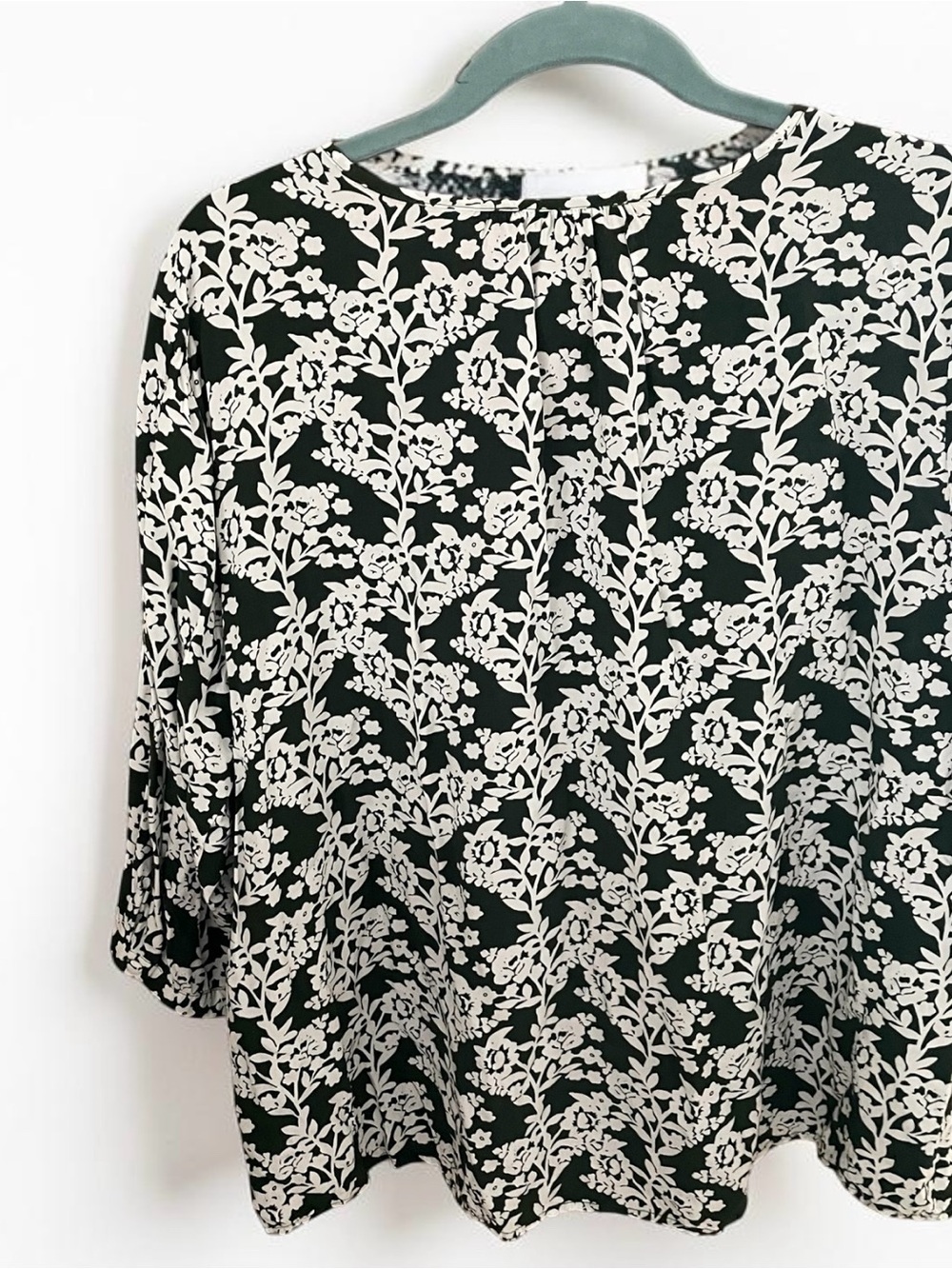 Floral V-Neck Green & White Women's Top Three quarter sleeves Plus 2X - Picture 2 of 8